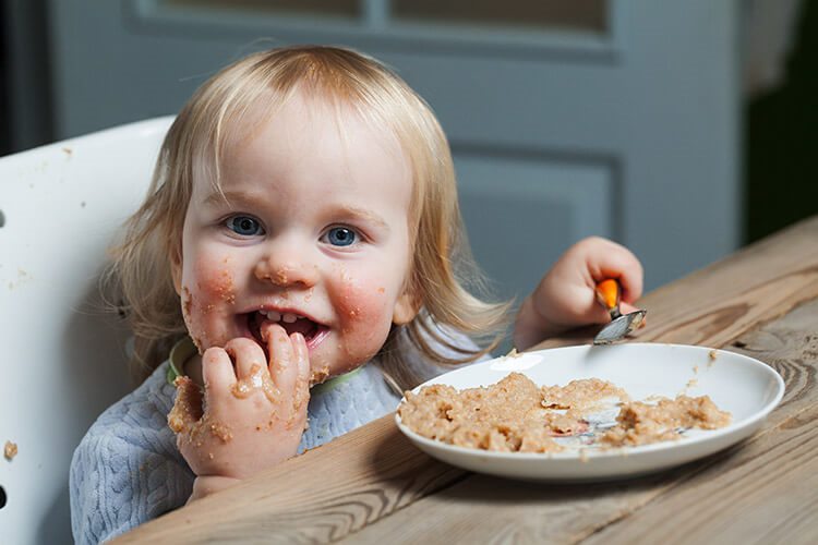 Jak naučit dítě samo jíst?