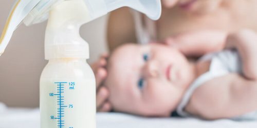 Kolik má dítě vypít mateřského mléka?