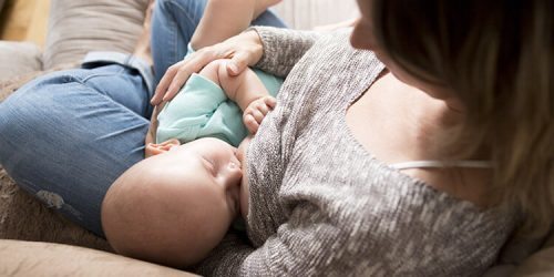 Co dělat, když dítě kouše při kojení?