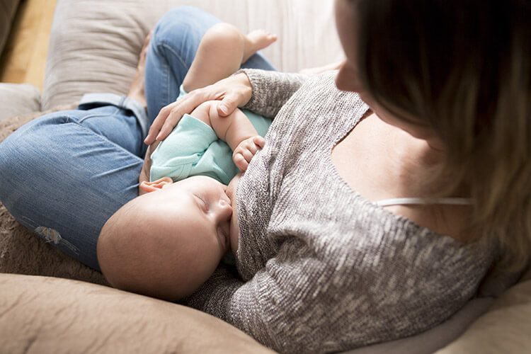 Co dělat když miminko kouše při kojení?