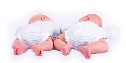 Jako vejce vejci. Rodí se více dvojčat díky umělému oplodnění?