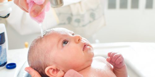 Lékařka radí - jak na koupání novorozenců a kojenců