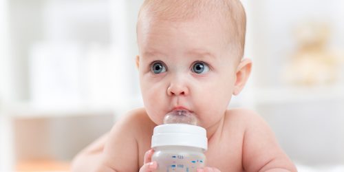 Jaká voda je pro kojence vhodnější - balená nebo kohoutková?