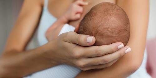 Laktační poradkyně radí - jaké pomůcky při kojení využijete
